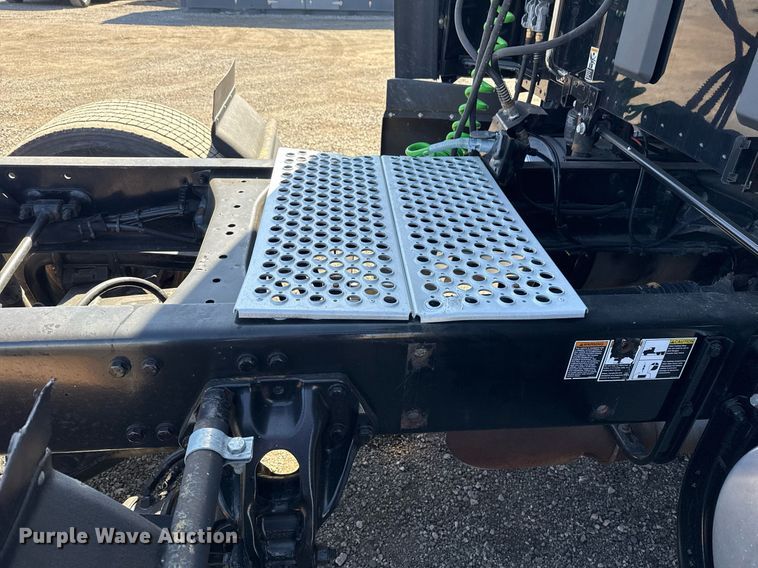 image for item EG2623 2019 Kenworth T680 semi truck