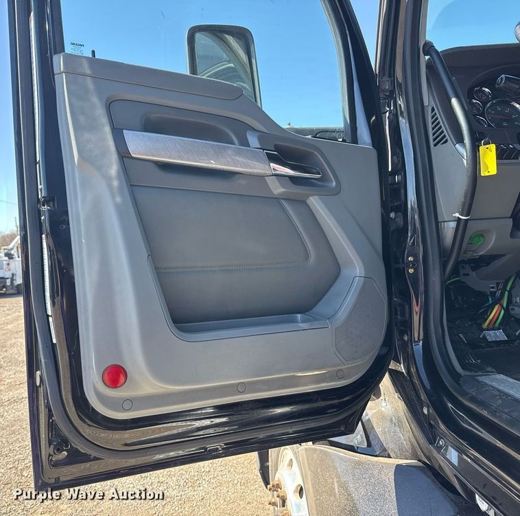 image for item EG2623 2019 Kenworth T680 semi truck