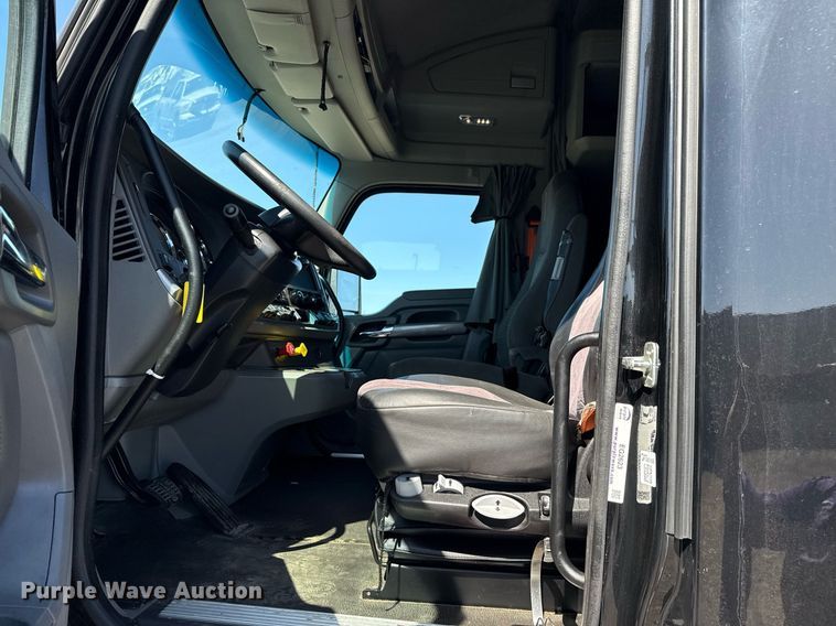 image for item EG2623 2019 Kenworth T680 semi truck