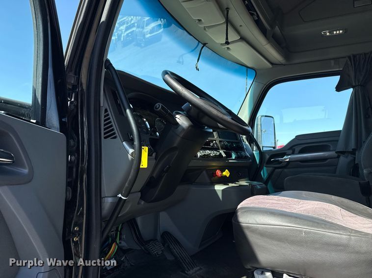 image for item EG2623 2019 Kenworth T680 semi truck