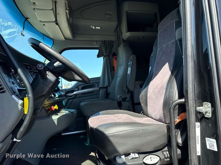 image for item EG2623 2019 Kenworth T680 semi truck