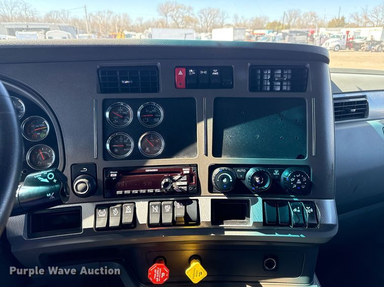 image for item EG2623 2019 Kenworth T680 semi truck