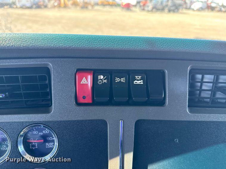 image for item EG2623 2019 Kenworth T680 semi truck