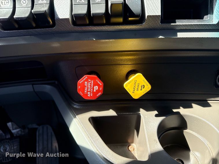 image for item EG2623 2019 Kenworth T680 semi truck