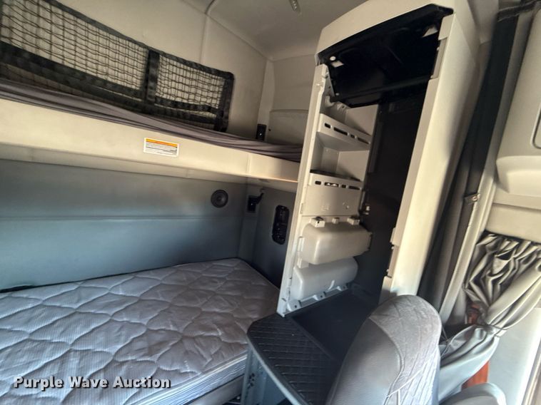 image for item EG2623 2019 Kenworth T680 semi truck