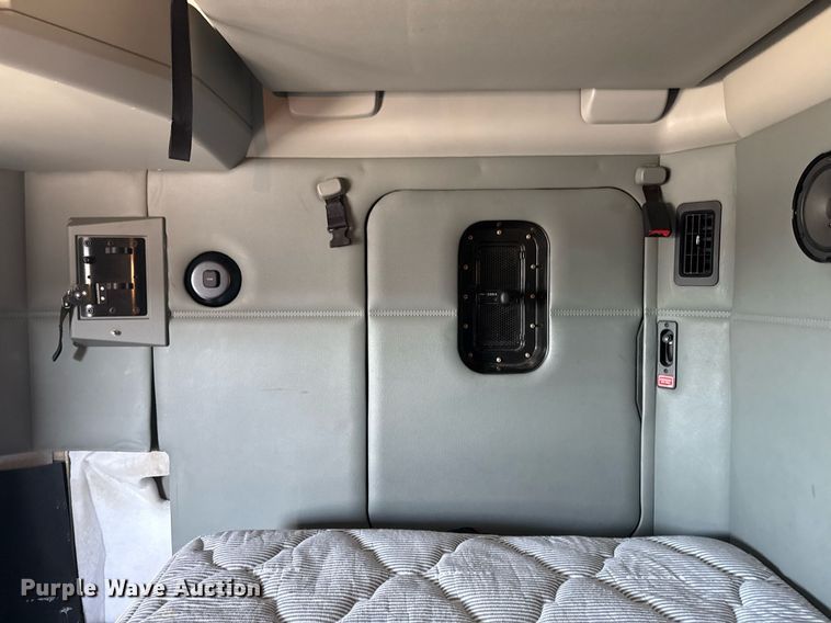 image for item EG2623 2019 Kenworth T680 semi truck