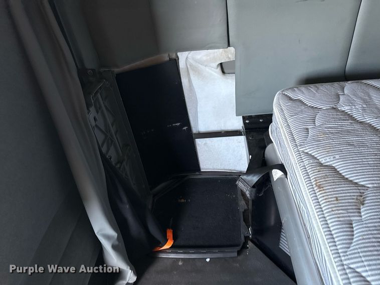 image for item EG2623 2019 Kenworth T680 semi truck