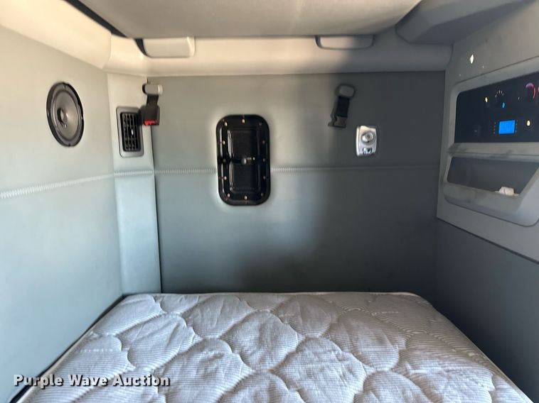 image for item EG2623 2019 Kenworth T680 semi truck