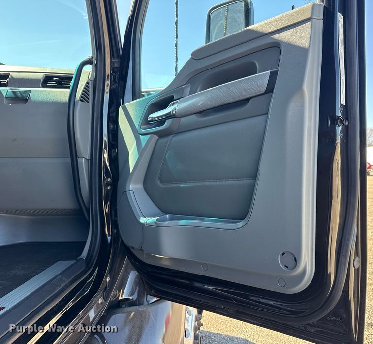 image for item EG2623 2019 Kenworth T680 semi truck