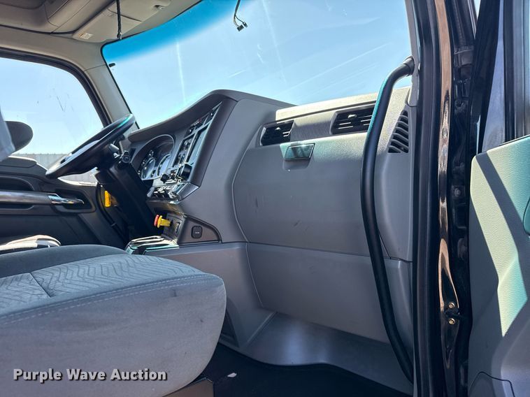 image for item EG2623 2019 Kenworth T680 semi truck