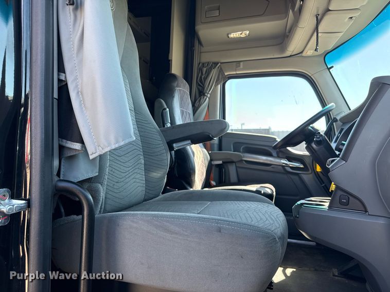 image for item EG2623 2019 Kenworth T680 semi truck