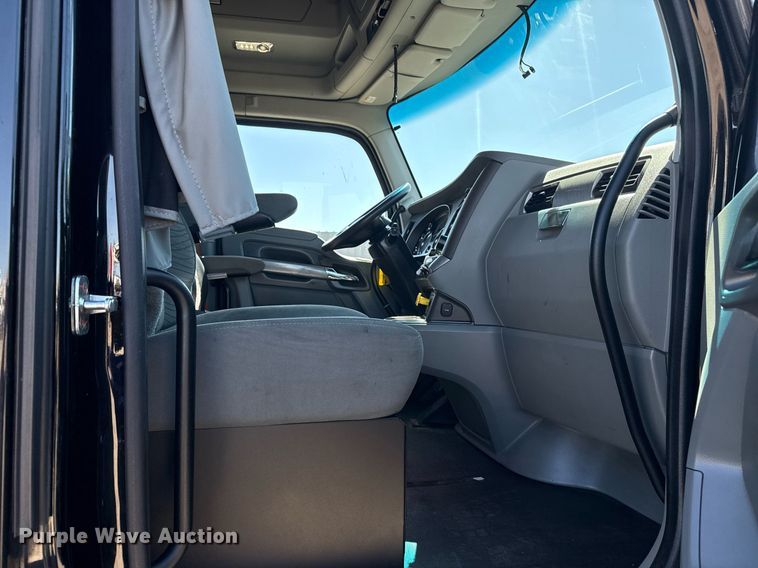 image for item EG2623 2019 Kenworth T680 semi truck