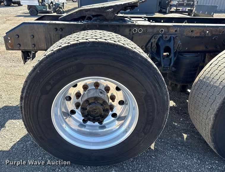 image for item EG2623 2019 Kenworth T680 semi truck