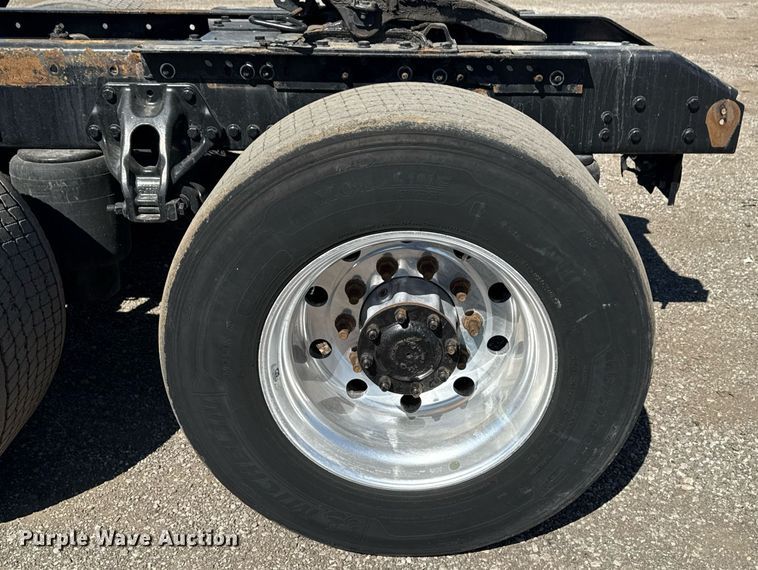 image for item EG2623 2019 Kenworth T680 semi truck