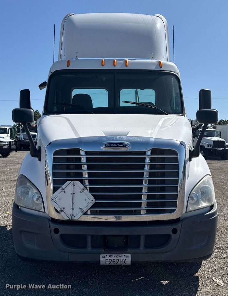image for item EG2637 2012 Freightliner Cascadia semi truck