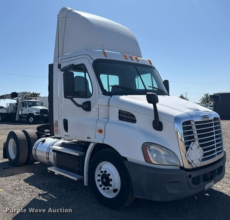 image for item EG2637 2012 Freightliner Cascadia semi truck