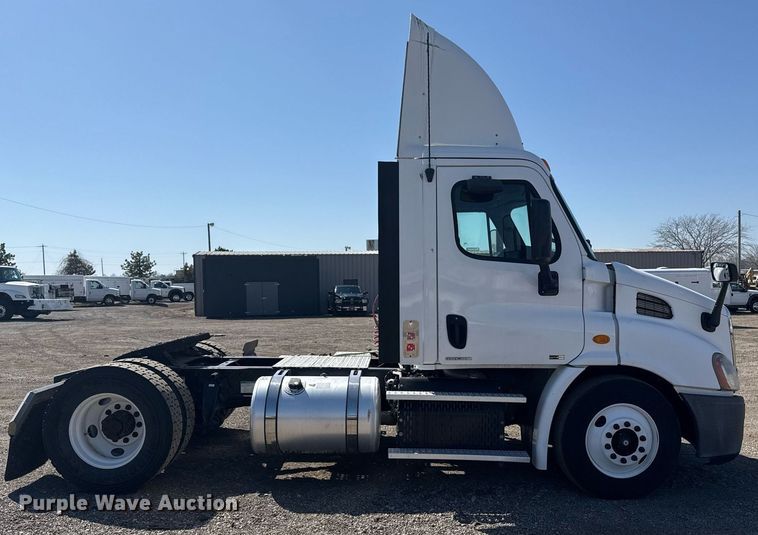 image for item EG2637 2012 Freightliner Cascadia semi truck