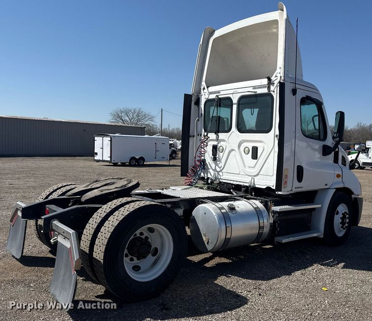image for item EG2637 2012 Freightliner Cascadia semi truck
