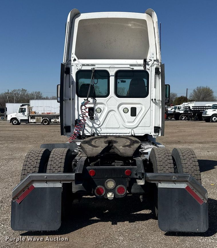 image for item EG2637 2012 Freightliner Cascadia semi truck