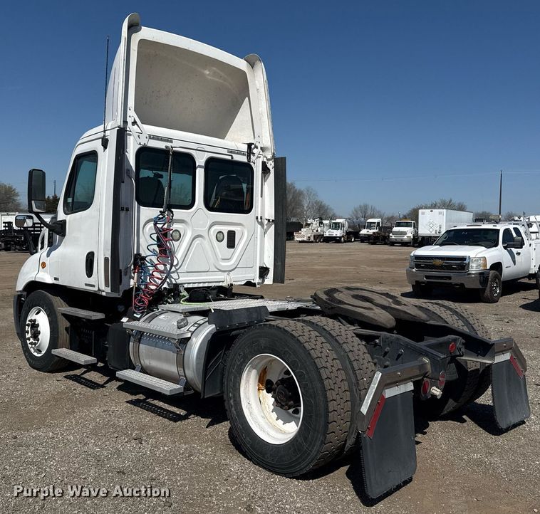 image for item EG2637 2012 Freightliner Cascadia semi truck