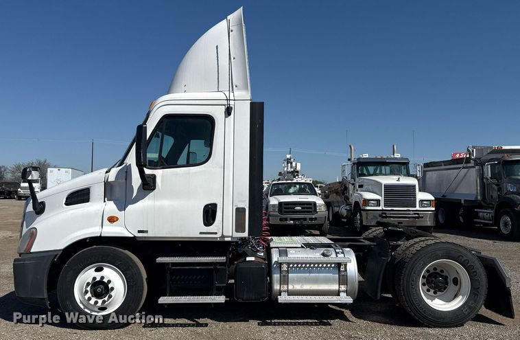 image for item EG2637 2012 Freightliner Cascadia semi truck