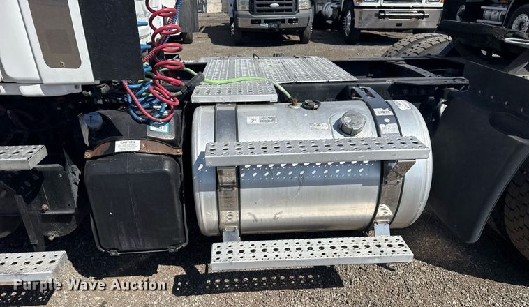 image for item EG2637 2012 Freightliner Cascadia semi truck