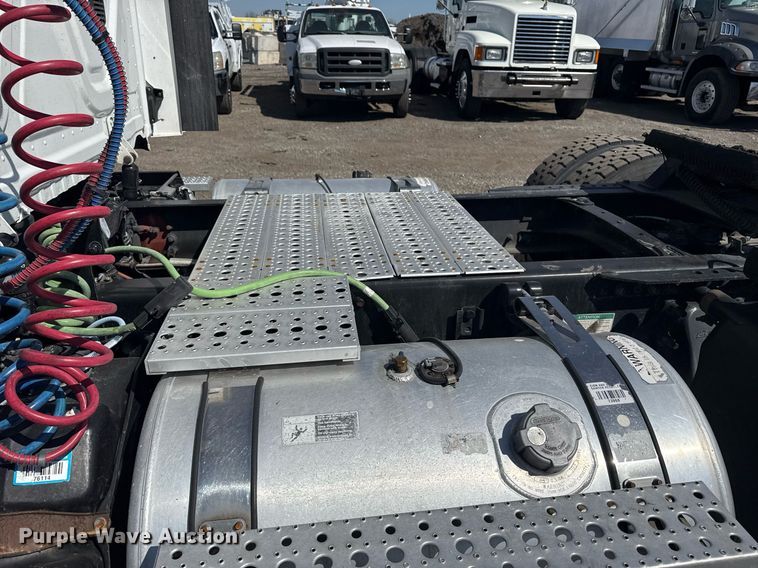 image for item EG2637 2012 Freightliner Cascadia semi truck