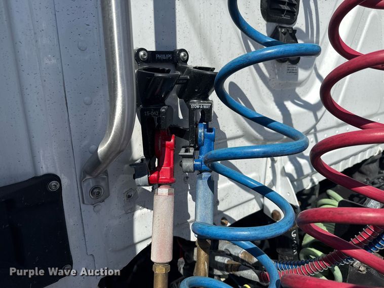 image for item EG2637 2012 Freightliner Cascadia semi truck