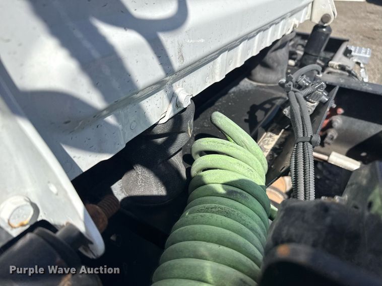 image for item EG2637 2012 Freightliner Cascadia semi truck