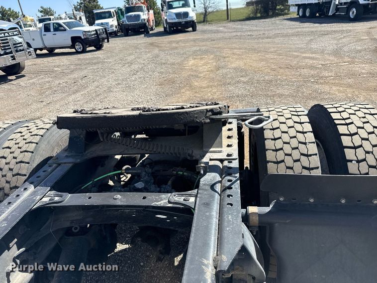 image for item EG2637 2012 Freightliner Cascadia semi truck