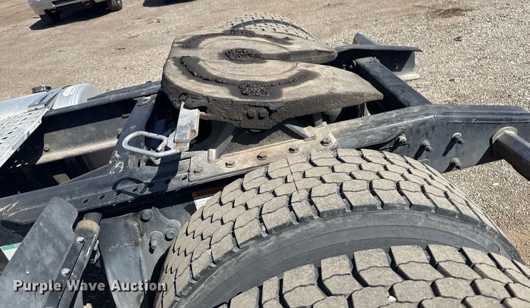 image for item EG2637 2012 Freightliner Cascadia semi truck