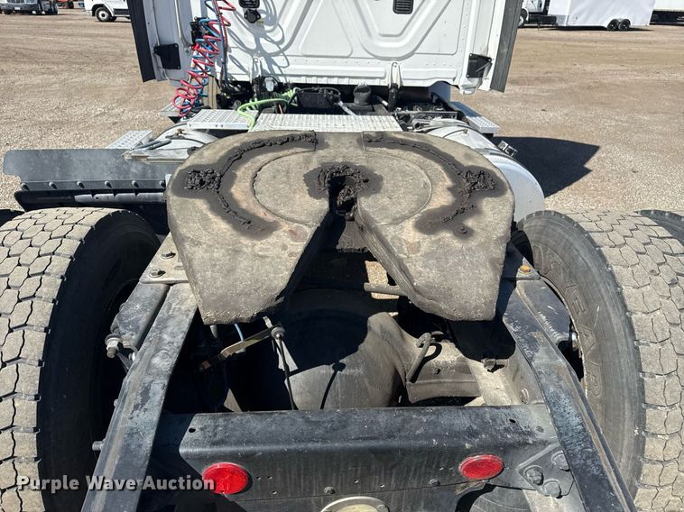 image for item EG2637 2012 Freightliner Cascadia semi truck