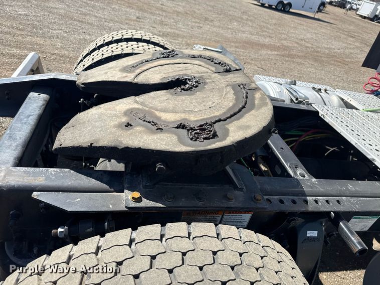 image for item EG2637 2012 Freightliner Cascadia semi truck