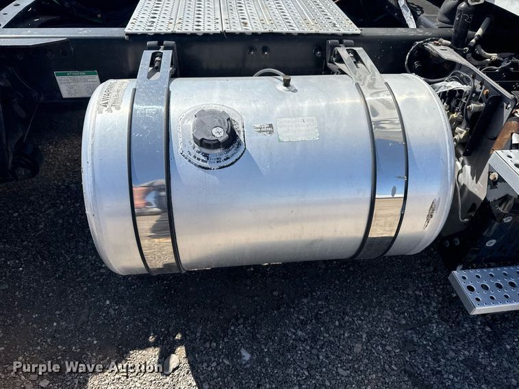 image for item EG2637 2012 Freightliner Cascadia semi truck