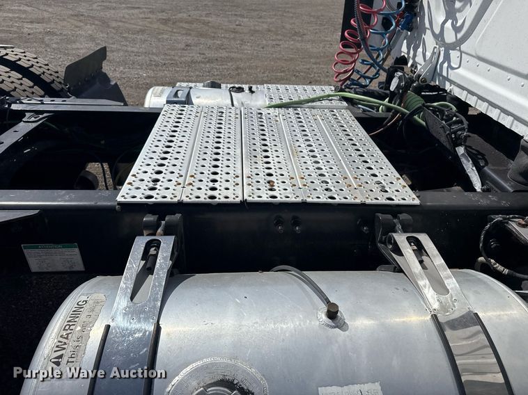 image for item EG2637 2012 Freightliner Cascadia semi truck