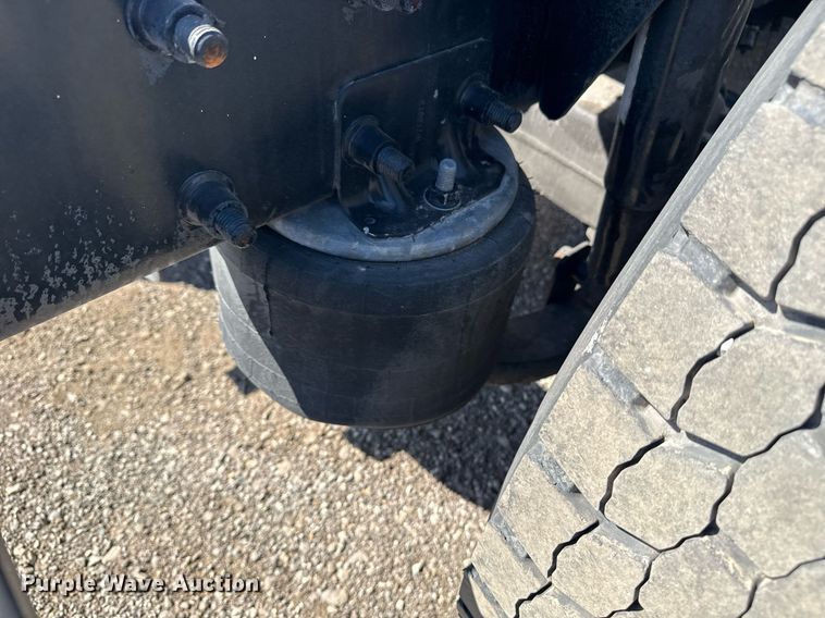 image for item EG2637 2012 Freightliner Cascadia semi truck