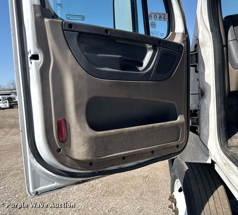 image for item EG2637 2012 Freightliner Cascadia semi truck