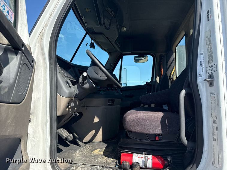 image for item EG2637 2012 Freightliner Cascadia semi truck