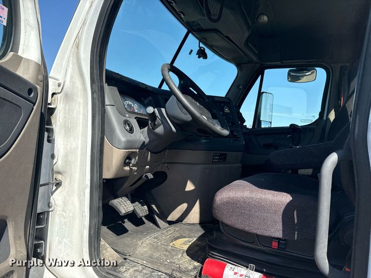 image for item EG2637 2012 Freightliner Cascadia semi truck