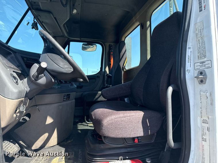 image for item EG2637 2012 Freightliner Cascadia semi truck