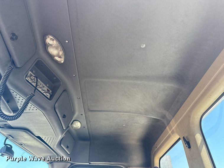 image for item EG2637 2012 Freightliner Cascadia semi truck