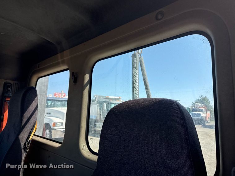 image for item EG2637 2012 Freightliner Cascadia semi truck