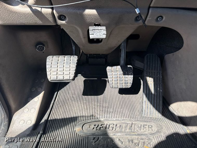 image for item EG2637 2012 Freightliner Cascadia semi truck