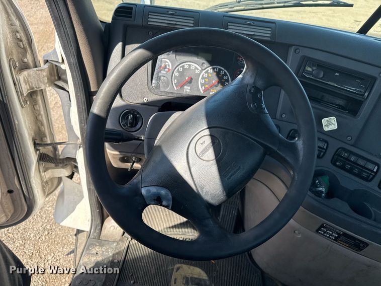 image for item EG2637 2012 Freightliner Cascadia semi truck