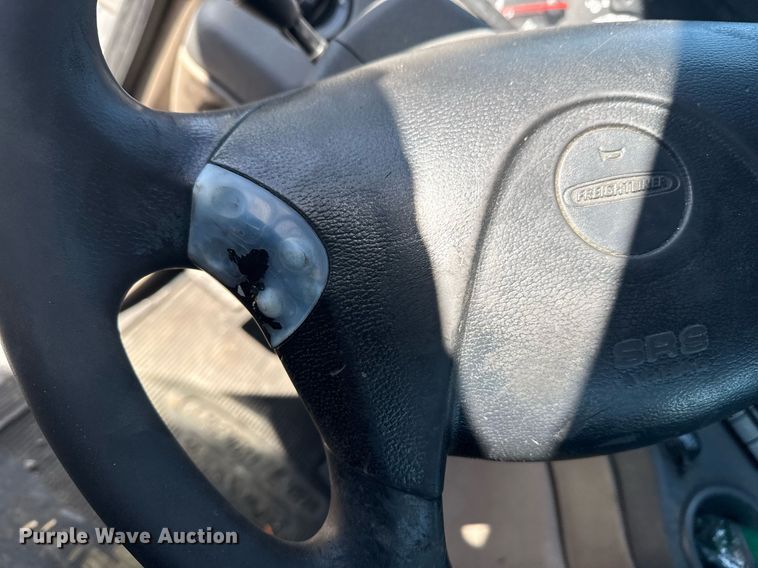 image for item EG2637 2012 Freightliner Cascadia semi truck