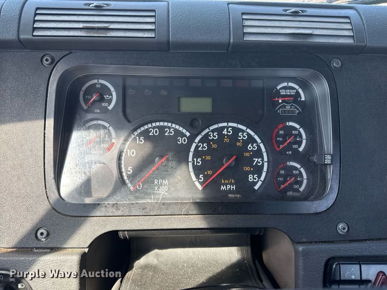 image for item EG2637 2012 Freightliner Cascadia semi truck