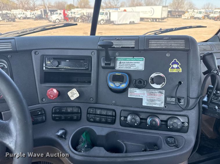 image for item EG2637 2012 Freightliner Cascadia semi truck