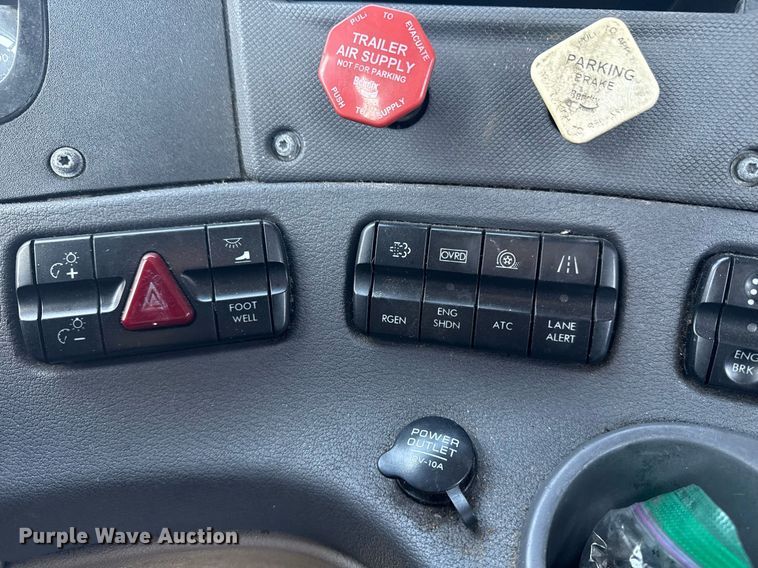 image for item EG2637 2012 Freightliner Cascadia semi truck