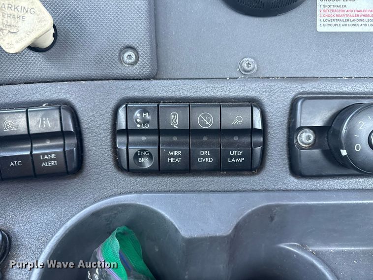 image for item EG2637 2012 Freightliner Cascadia semi truck