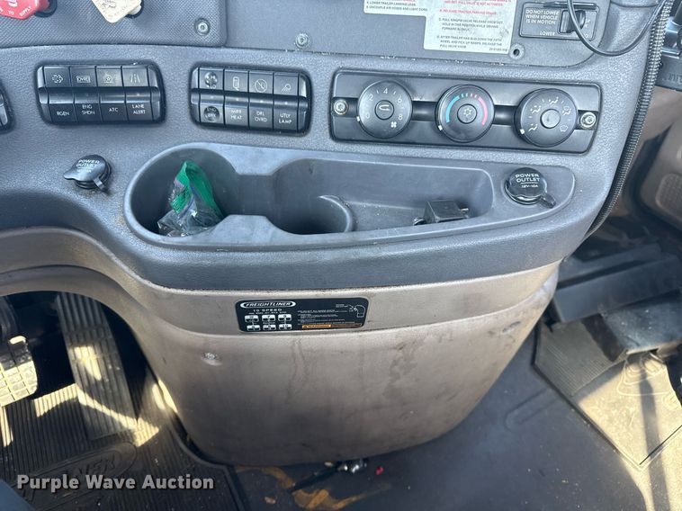 image for item EG2637 2012 Freightliner Cascadia semi truck